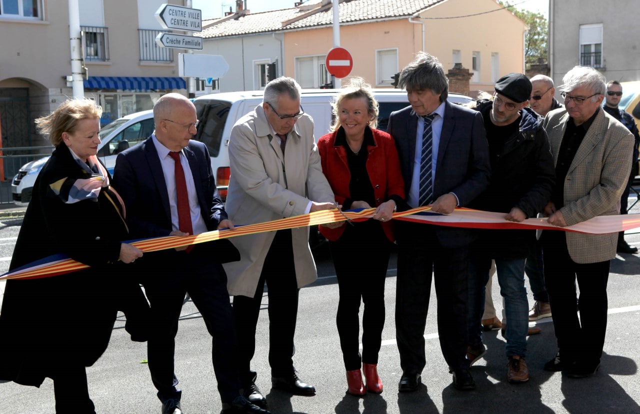 Coupure de ruban pour l'aménagement de la place Yves du Manoir à Saint Assiscle