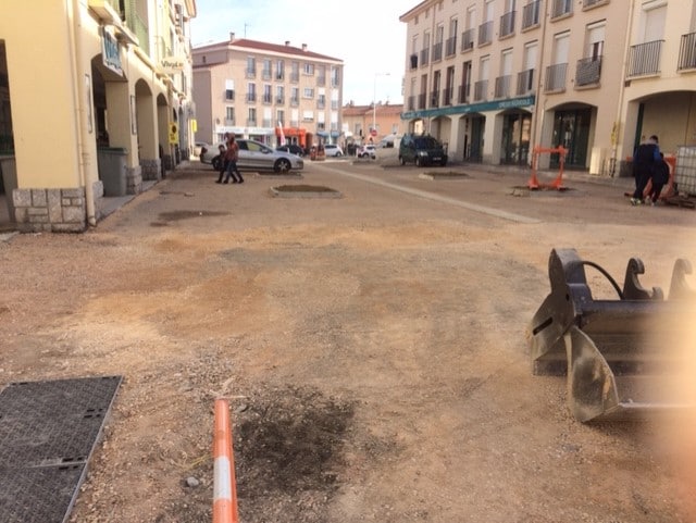 Coupure de ruban pour l'aménagement de la place Yves du Manoir à Saint Assiscle