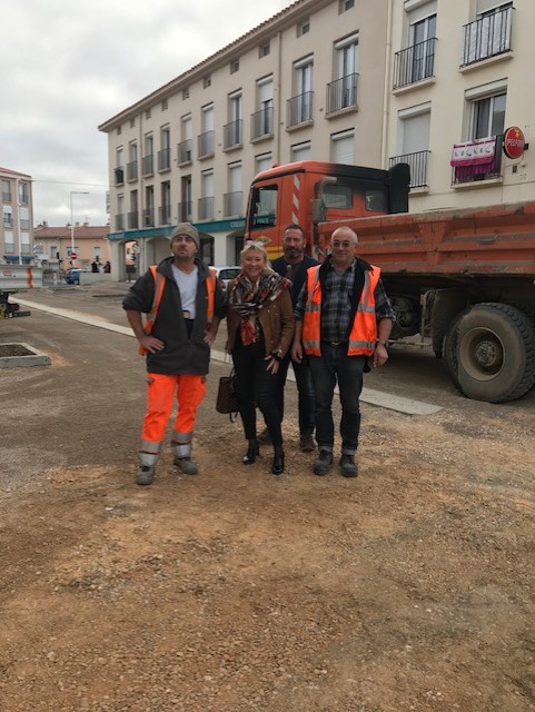 Coupure de ruban pour l'aménagement de la place Yves du Manoir à Saint Assiscle