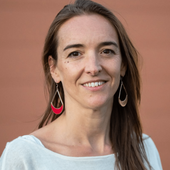 Manon Le Bretton en réunion publique à Céret pour La France Insoumise