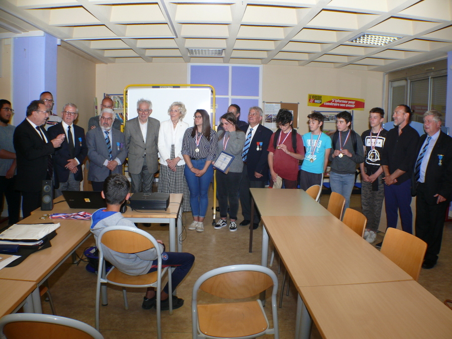 Prix collectif 2019 de l’éducation citoyenne et médailles délivrés par l’Association Nationale des Membres de l’Ordre National du Mérite  (ANMONM66) à des jeunes Collégiens de Prades.