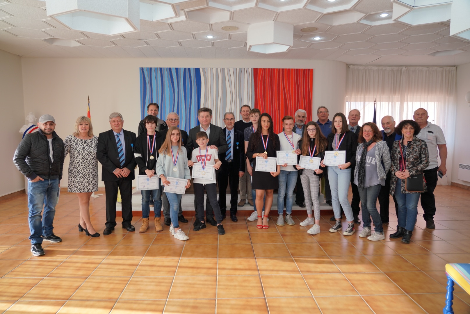 Diplômes et médailles délivrés par l’Ordre National du Mérite (ANMONM66) à des jeunes du Barcares pour actes de Civisme.