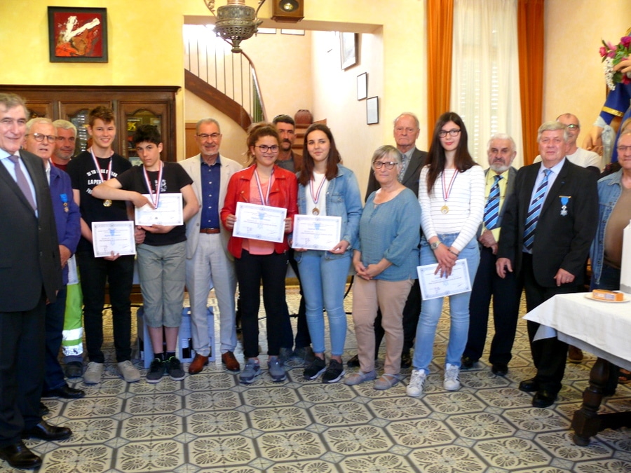 Diplômes et médailles délivrés par l’Ordre National du Mérite (ANMONM66) à des jeunes de Tautavel pour actes de Civisme.