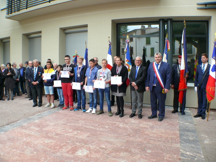 Diplômes et médailles délivrés par l’Ordre National du Mérite (ANMONM66) à des jeunes de Saint Estève pour actes de Civisme.
