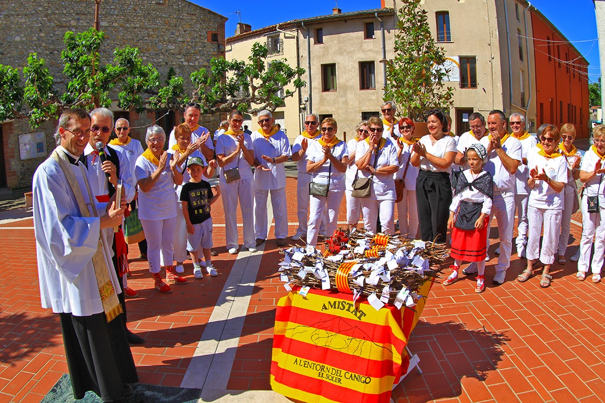 l’Abbé de Roeck bénit les fagots de la ville du Soler pour la « Trobada » au Canigou