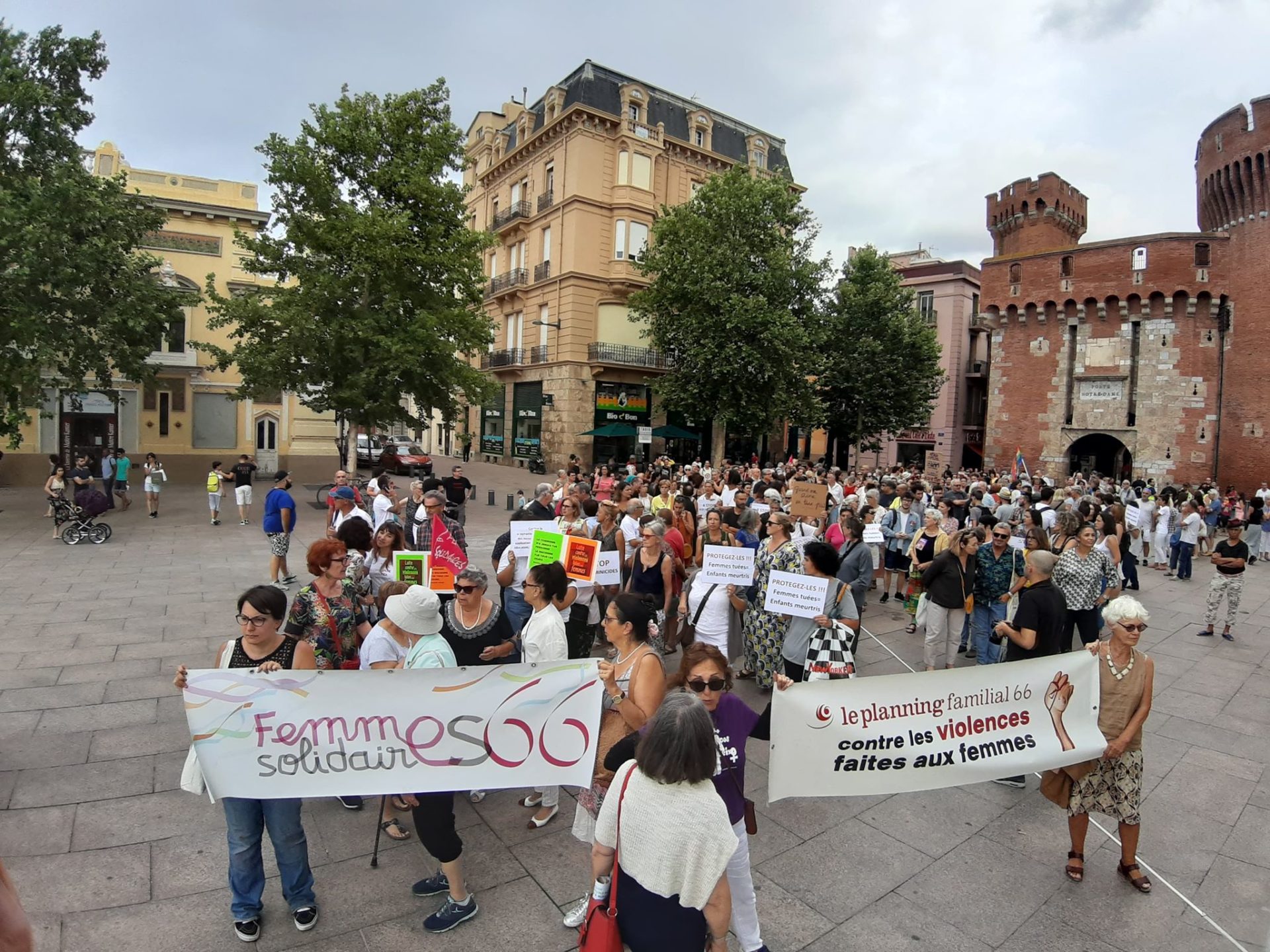 Manifestation contre les violences faites aux femmes au Castillet