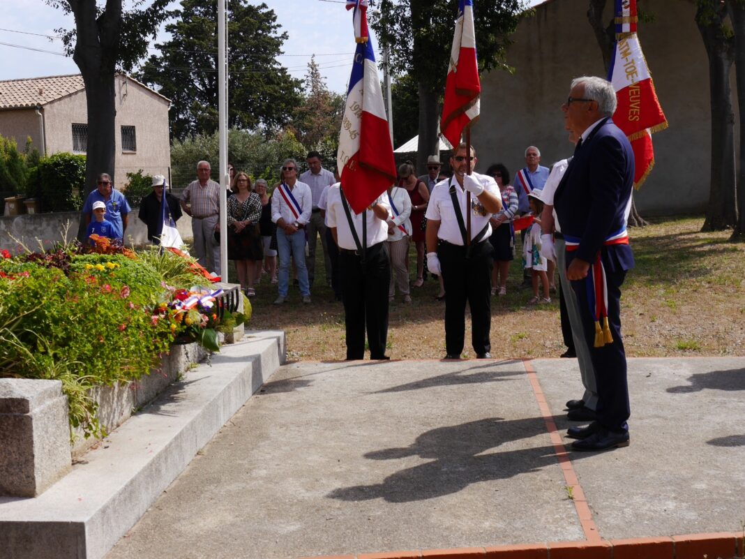 Moment de recueillement après le dépot de la gerbe