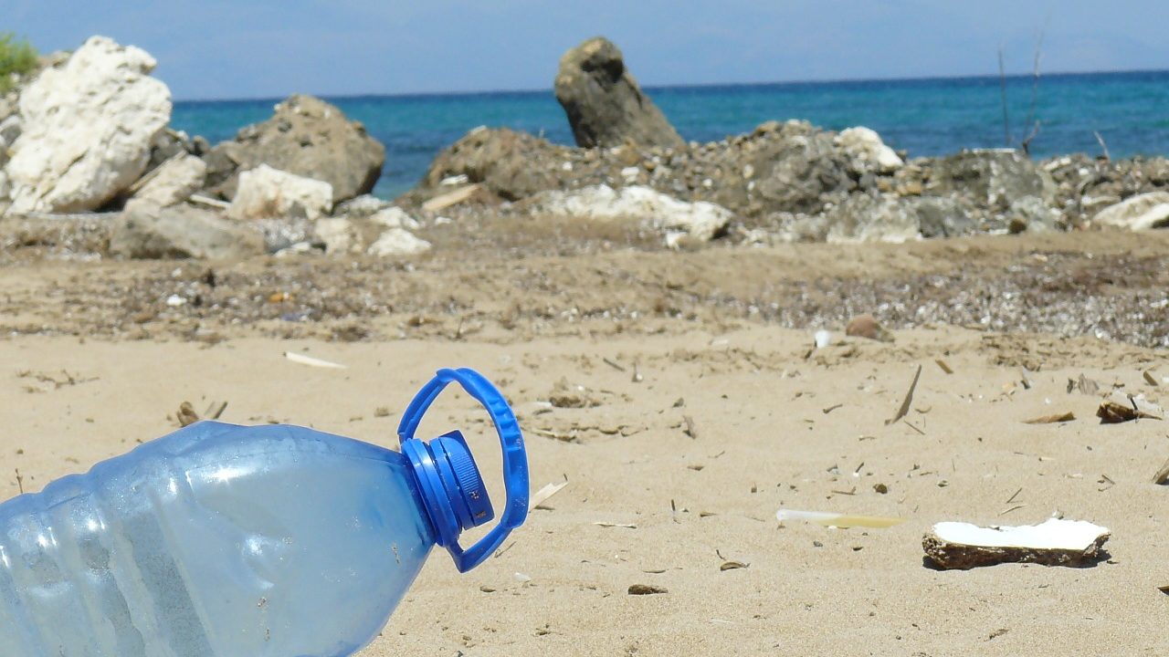 Lutte contre la pollution plastique : Brune Poirson lance une charte pour des plages sans déchet plastique