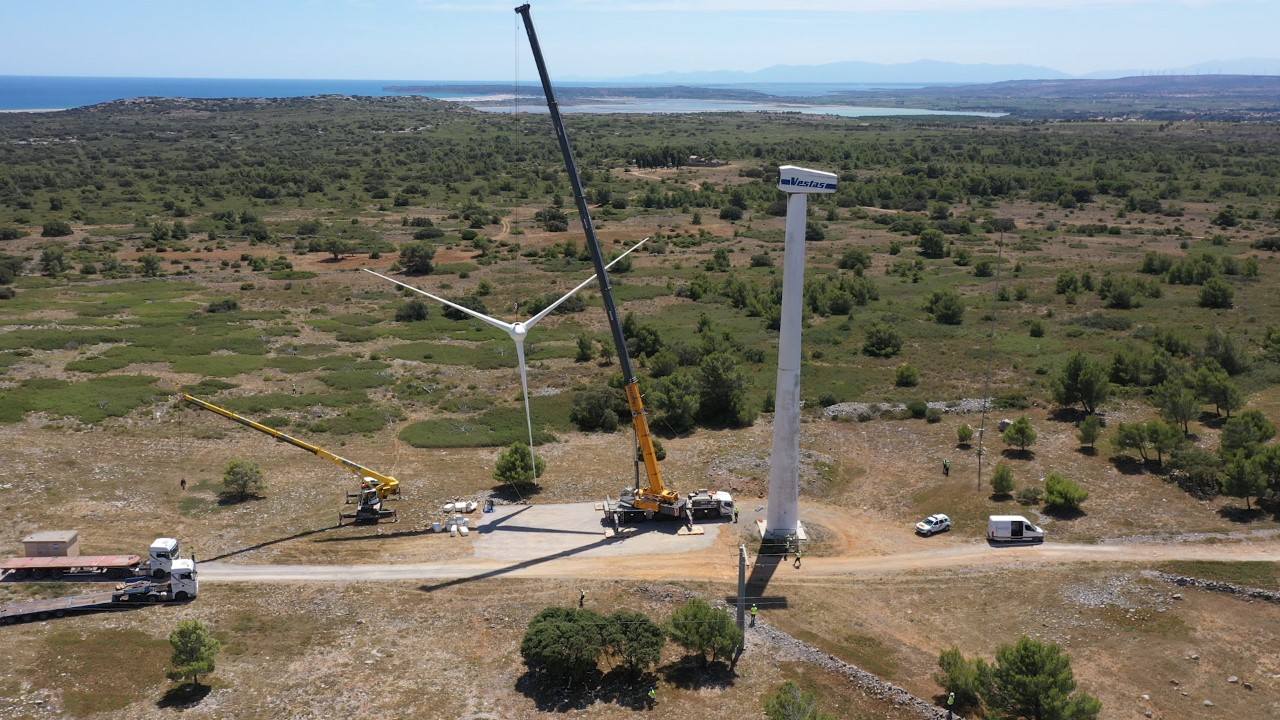 Chantier de démontage et de recyclage exemplaire pour le plus ancien parc éolien de France à Port-la-Nouvelle