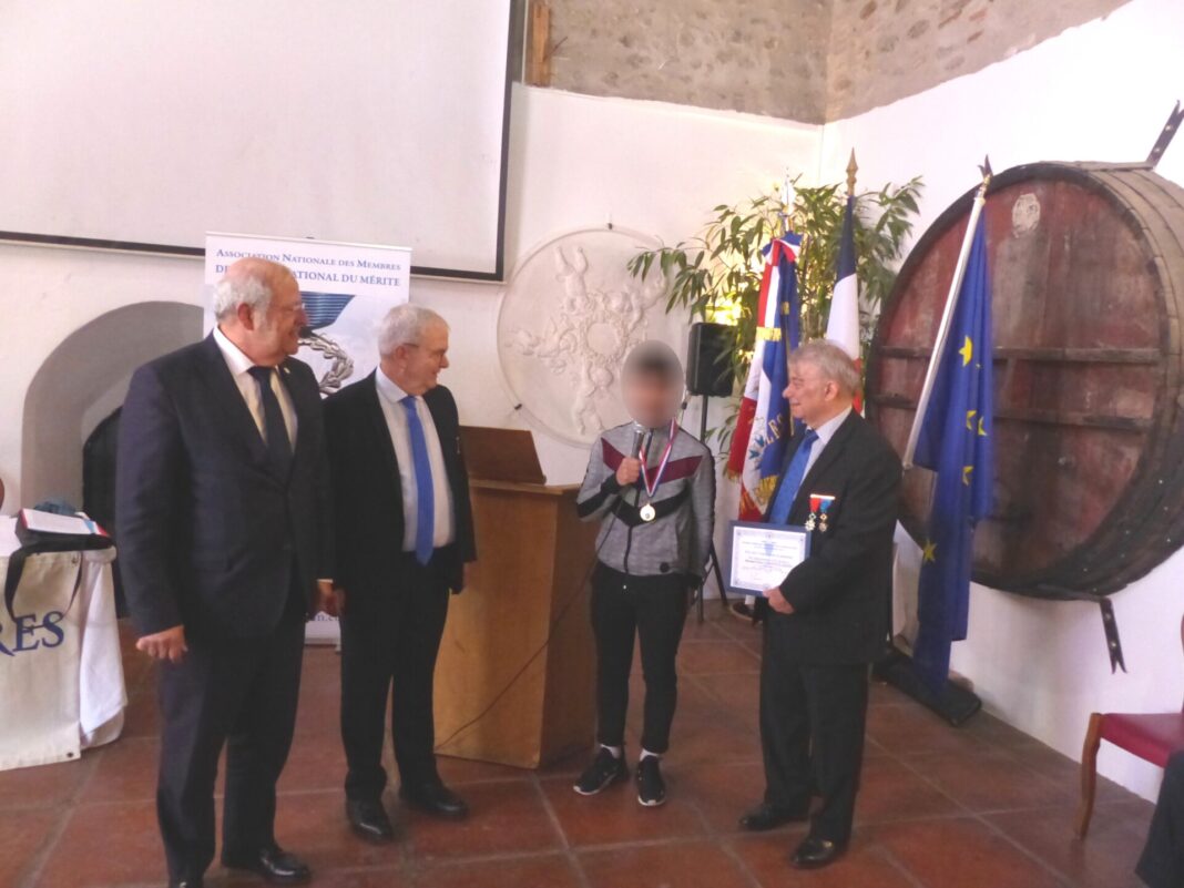 Le prix du civisme pour Enzo. (Visage flouté à la demande de la famille)