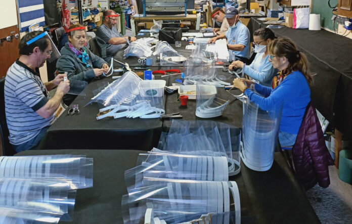 Le club de modélisme de Saint-Estève fabrique dans son atelier des visières de protection