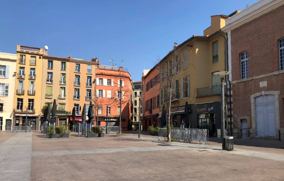 Perpignan-confinement-couvre-feu-place-république