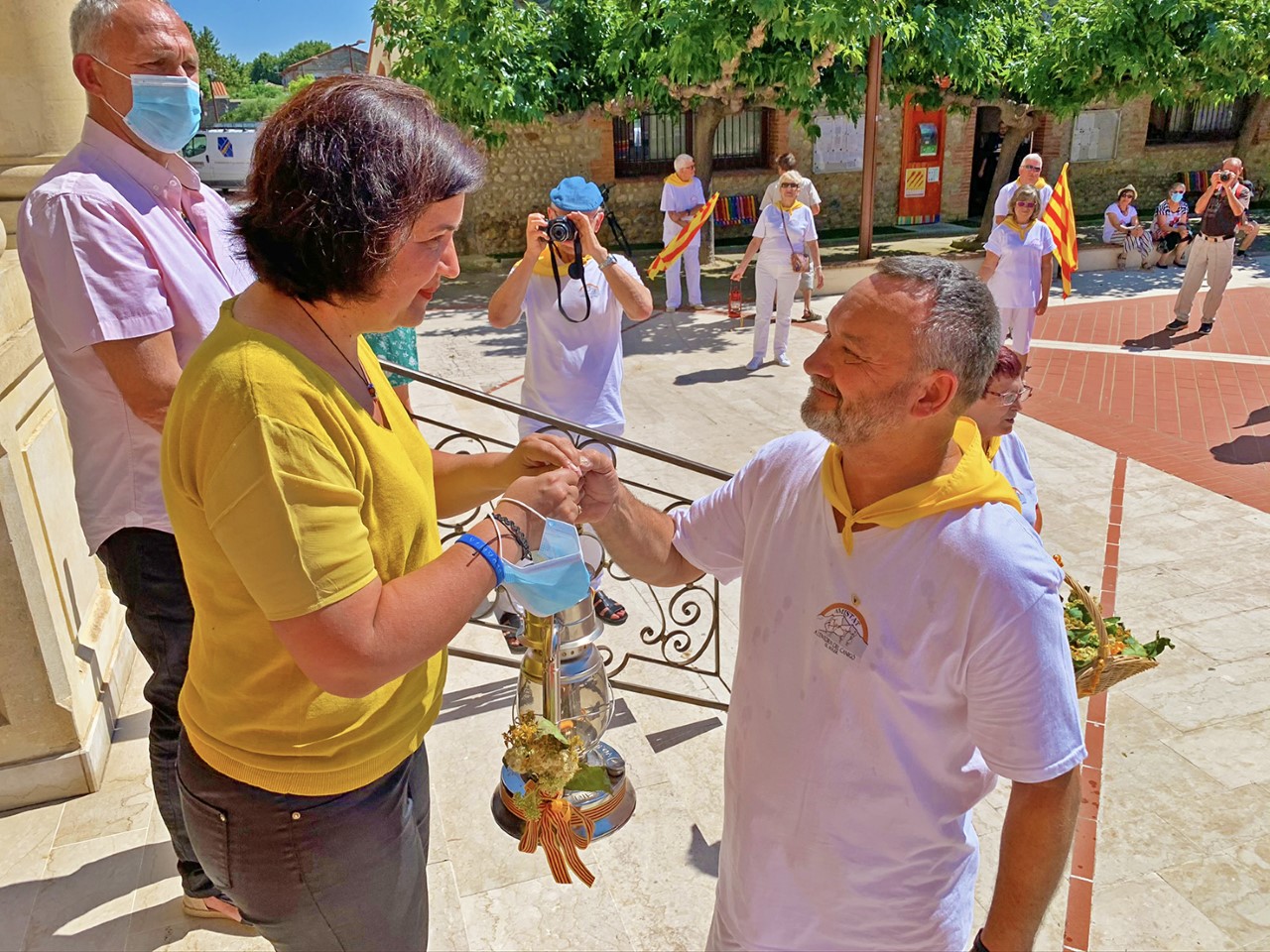 Célébration de la Saint Jean 2020 au Soler : le maire Armelle Revel-Fourcade accueille la flamme descendue du Canigou