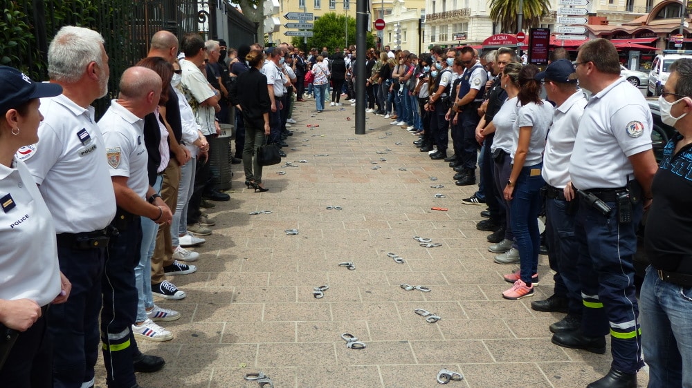 Les Policiers Nationaux déposent à terre leur paire de menottes à Perpignan