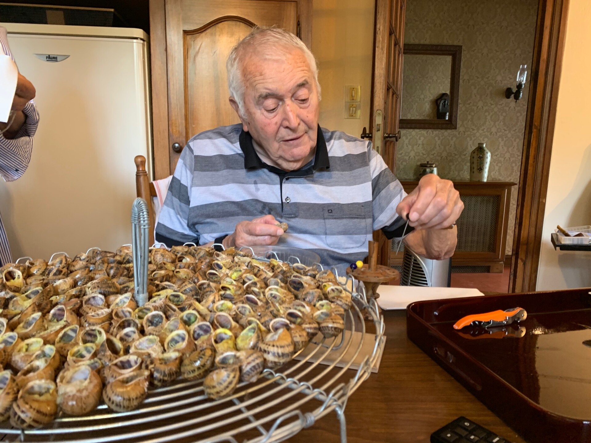 Le samedi 1er août 2020, il a eu 97 ans. Selon la formule consacrée, Roger Padrixe, figure tutélaire de la Chambre de Commerce et d’Industrie des Pyrénées-Orientales (CCI’66) dans les années 70-80-90, a bon pied bon œil, malgré quelques faiblesses auditives. Il a surtout une redoutable mémoire des noms, il est une véritable machine active à l’épreuve du temps. Il fume toujours la pipe (sans interruption depuis l’âge de dix-sept ans), pratique la pause apéritive, boit son vin quotidien, retrouve les copains de la belle époque une fois par mois à Canet-plage… et savoure un environnement naturel exceptionnel dans un village d’exception, Estoher.