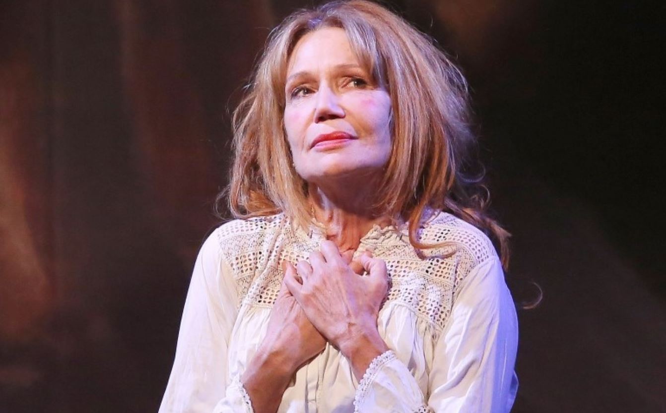 « Une vie », de Maupassant, racontée par Clémentine Célarié au théâtre Jean Piat