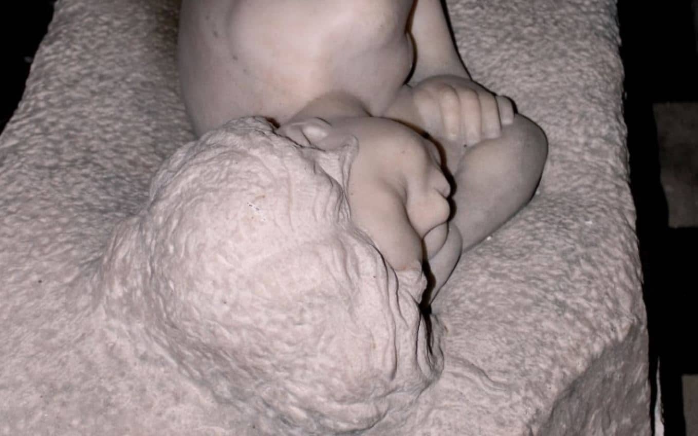 Le gisant anonyme d’enfant de Port-Vendres entre en l’Église Notre-Dame de Bonne Nouvelle