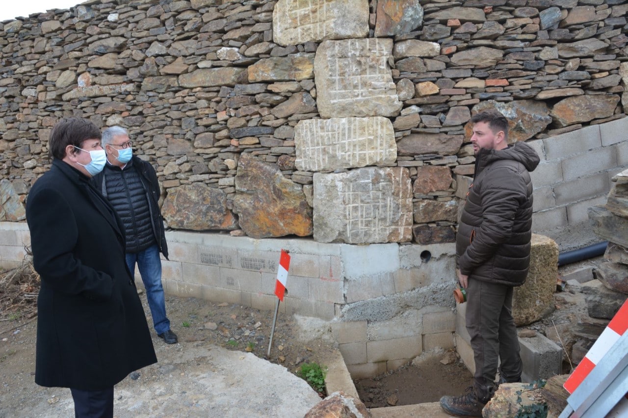 Collioure/ Le savoir-faire des murettes en schiste se perpétue