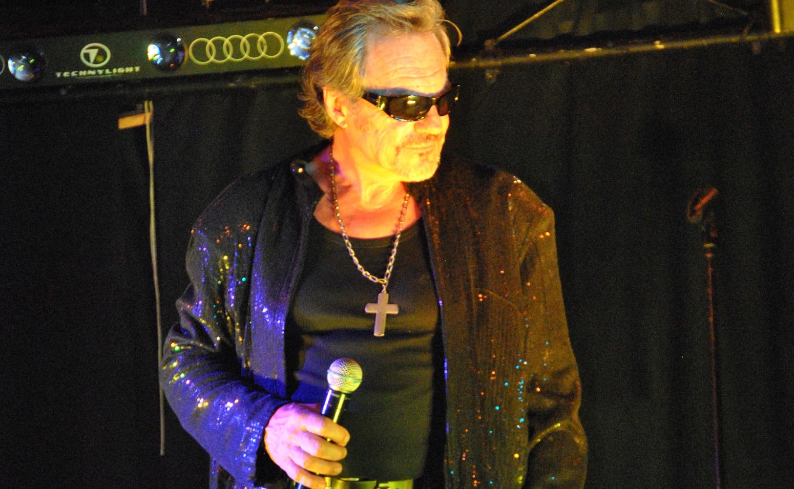 Concert In Memoriam Johnny Halliday à Perpignan. Guy Sylvestre qui prête sa voix et ses traits à l’icône du rock français, l’octuor à cordes dirigé par Daniel Tosi viendra habiller les musiques du célèbre chanteur des chaudes tonalités des cordes