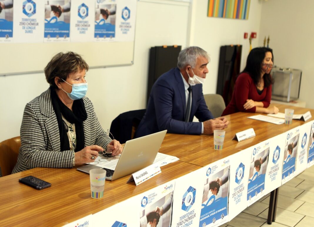 Muriel Saignol, adjointe déléguée aux Solidarités sociale, Antoine Parra, maire et Andréa Diaz-Gonzalez, élue déléguée à l'économie sociale et solidaire.