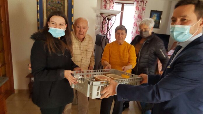 Edmond JORDA s’est rendu en personne au domicile des personnes âgées de sa commune pour leur remettre leur premier repas su SYM Perpignan Méditerranée