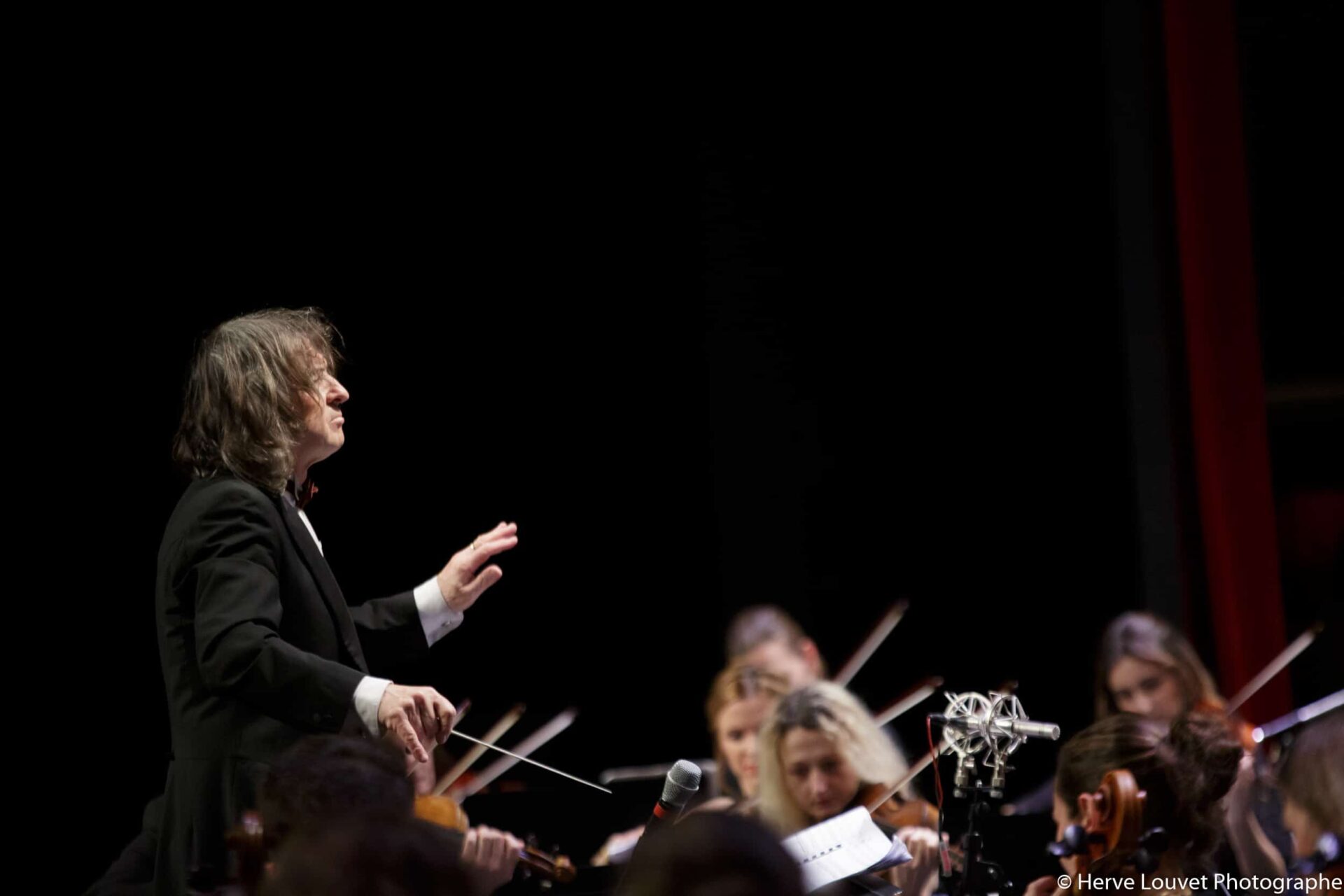 Concert In Memoriam Johnny Halliday à Perpignan. Guy Sylvestre qui prête sa voix et ses traits à l’icône du rock français, l’octuor à cordes dirigé par Daniel Tosi viendra habiller les musiques du célèbre chanteur des chaudes tonalités des cordes