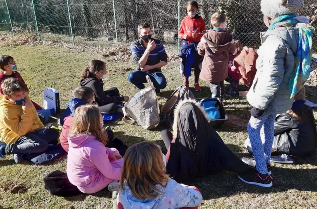 Nos petits Sourniannais à la découverte de la forêt...