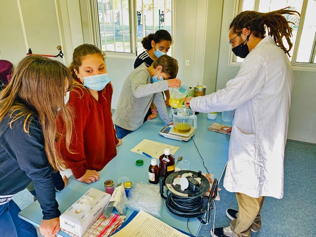 Ateliers durables au Point Information Jeunesse du Soler nos jeunes ados apprennent à faire du savon bio avec des matières premières locales !