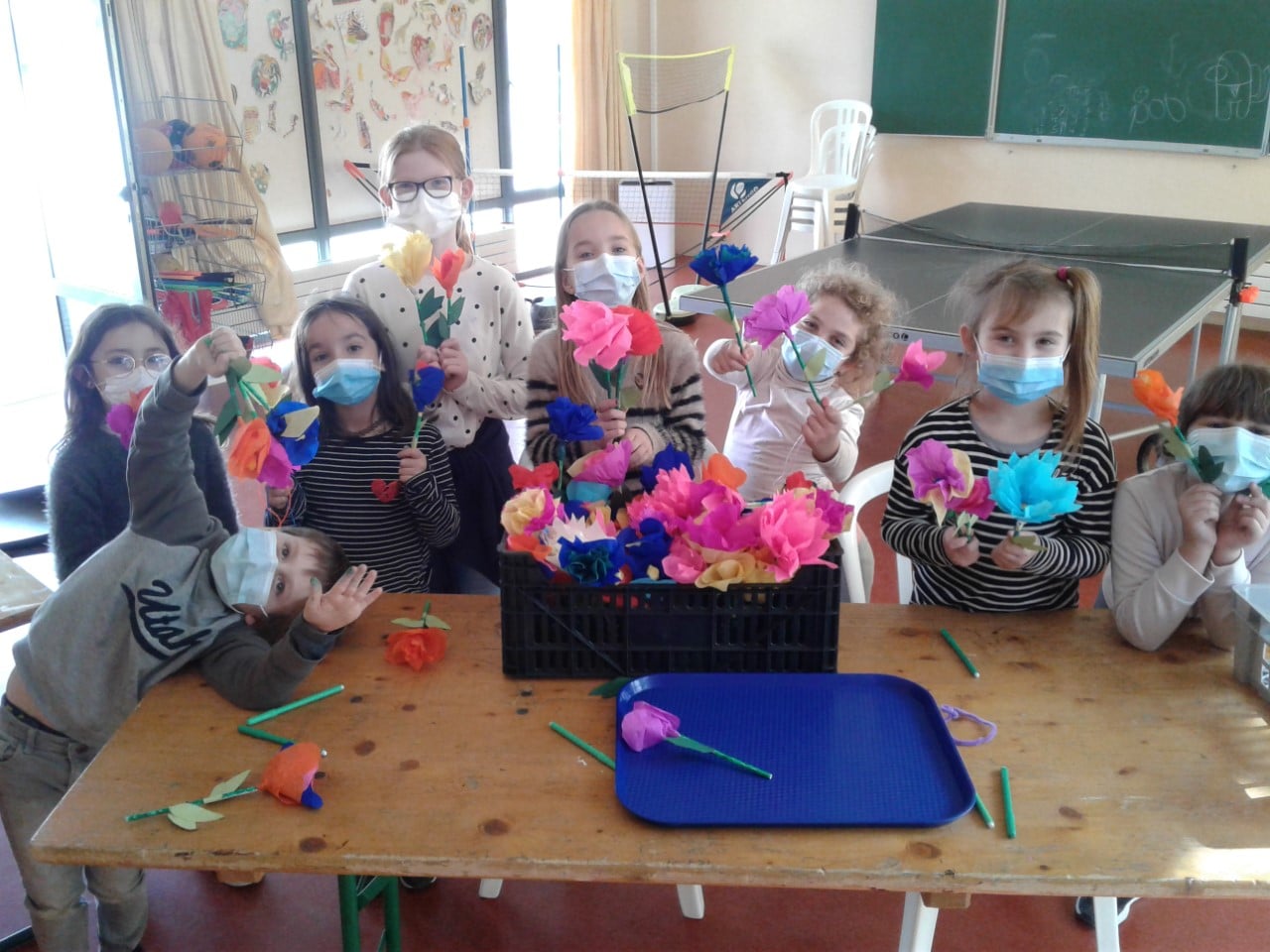 Fête des Grands-Mères au Soler : les enfants du centre de loisirs confectionnent des fleurs à l’attention des résidentes de la maison de retraite