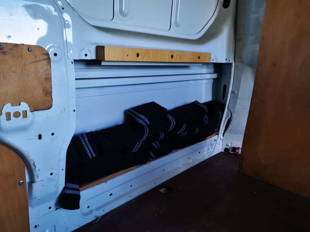 Les douaniers du Perthus ont découvert 388 460 euros dissimulés dans 25 chaussettes et sept chargeurs pour Glock (arme de poing)