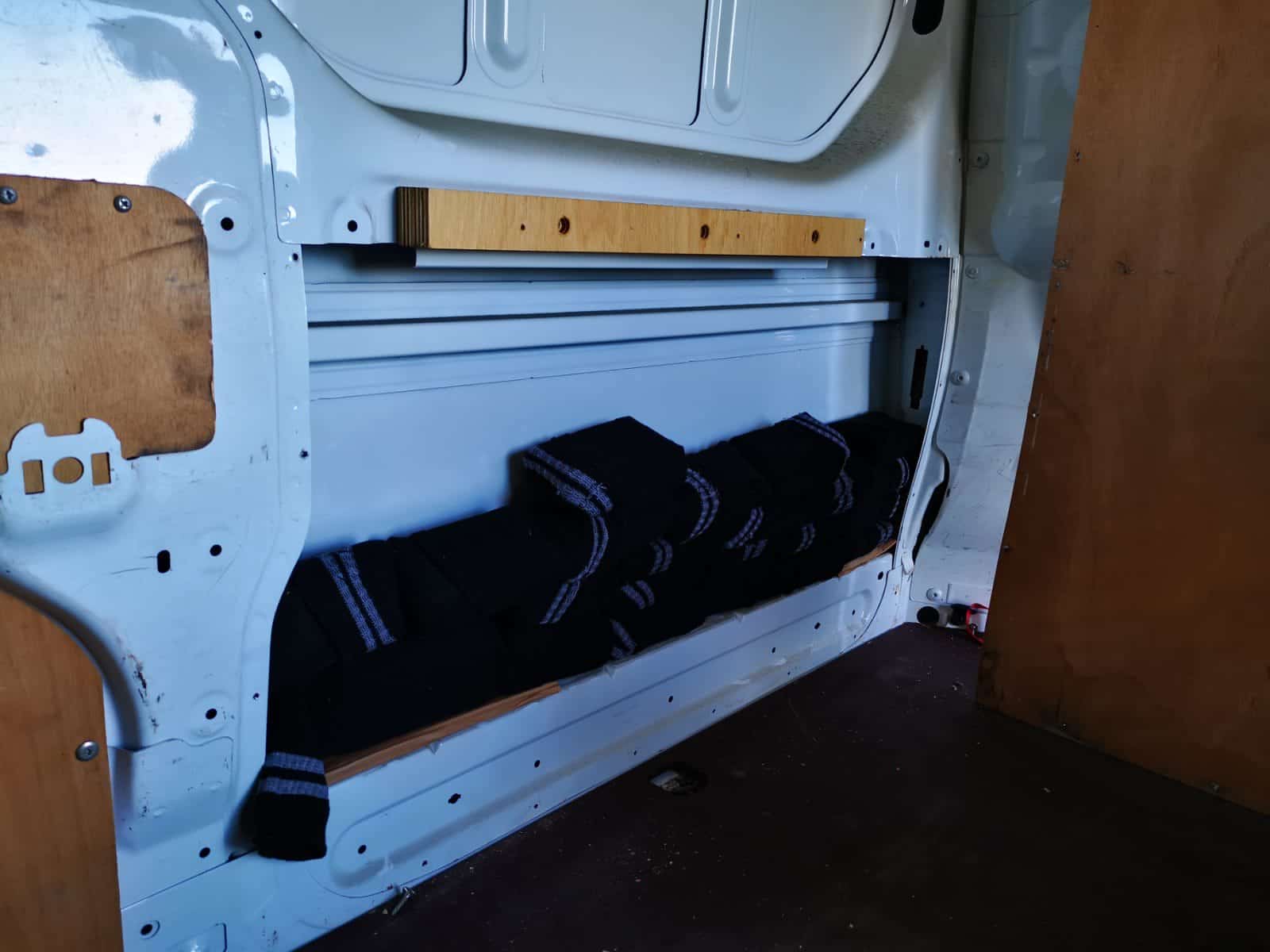 Les douaniers du Perthus ont découvert 388 460 euros dissimulés dans 25 chaussettes et sept chargeurs pour Glock #FlashInfo #TVCAT