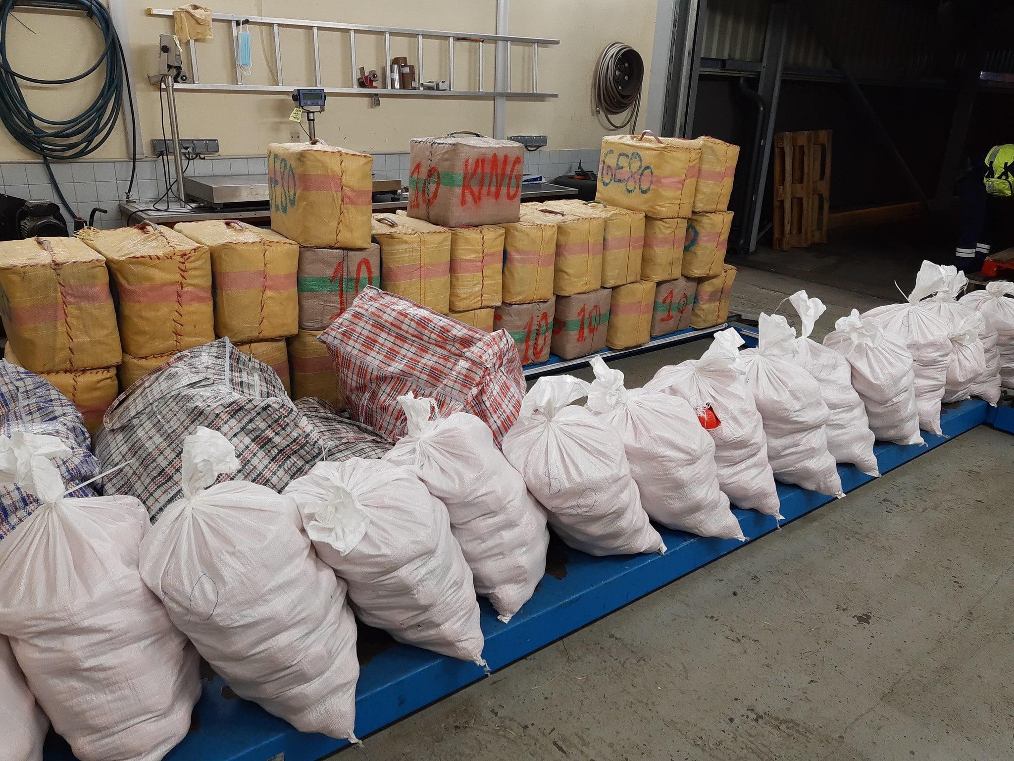 2,6 tonnes de cannabis saisis par les douaniers de Port-Vendres et de Perpignan #TVCAT #FlashInfo