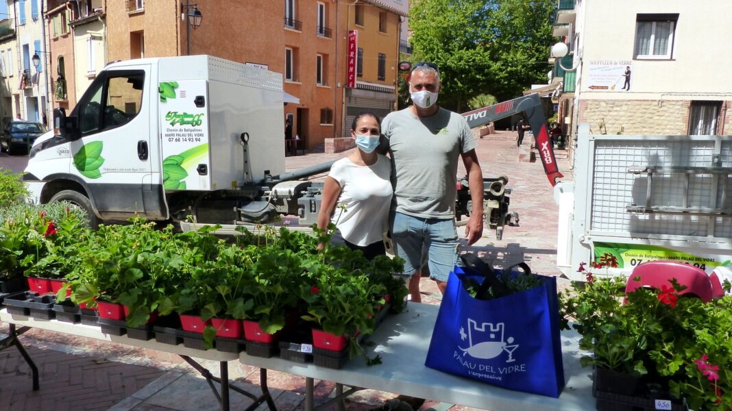 Alex Lamura et Natacha à leur stand de fleurs des jardins des Albères 66