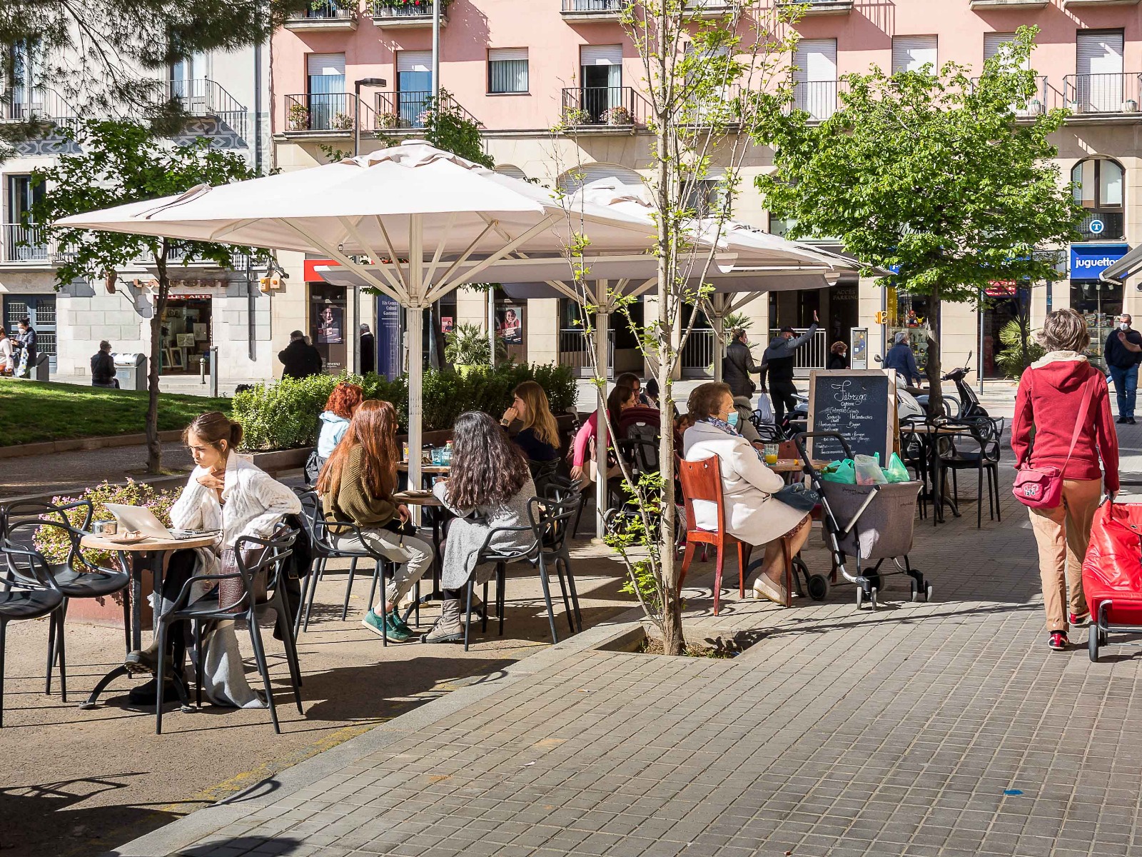 Emmanuel Macron annonce le planning de réouvertures des terrasses et lieux culturels #TVCAT #FlashInfo