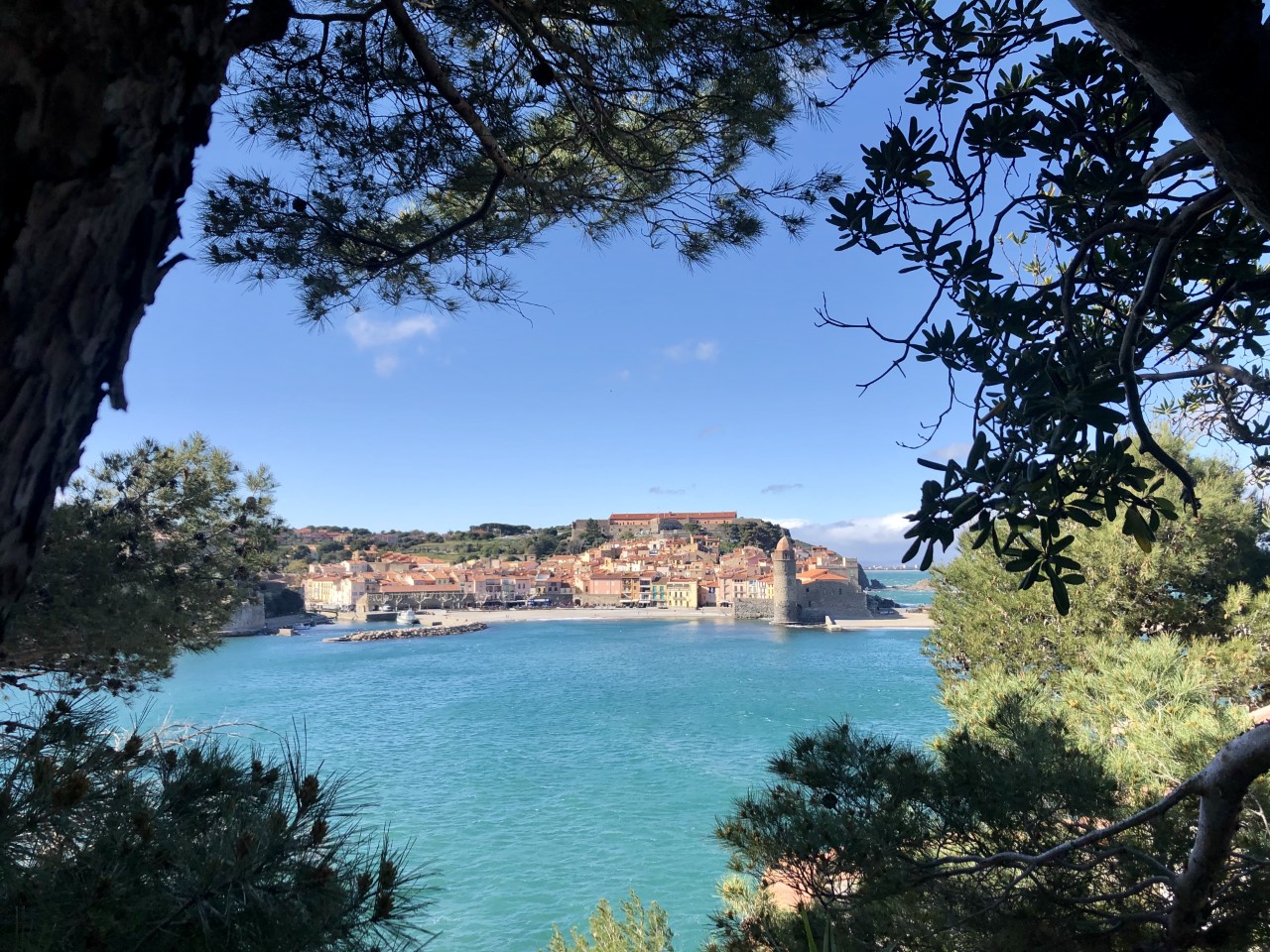 Les roches brunes à Collioure/ Un luxe hôtelier et gourmand haut-perché en Côte Vermeille