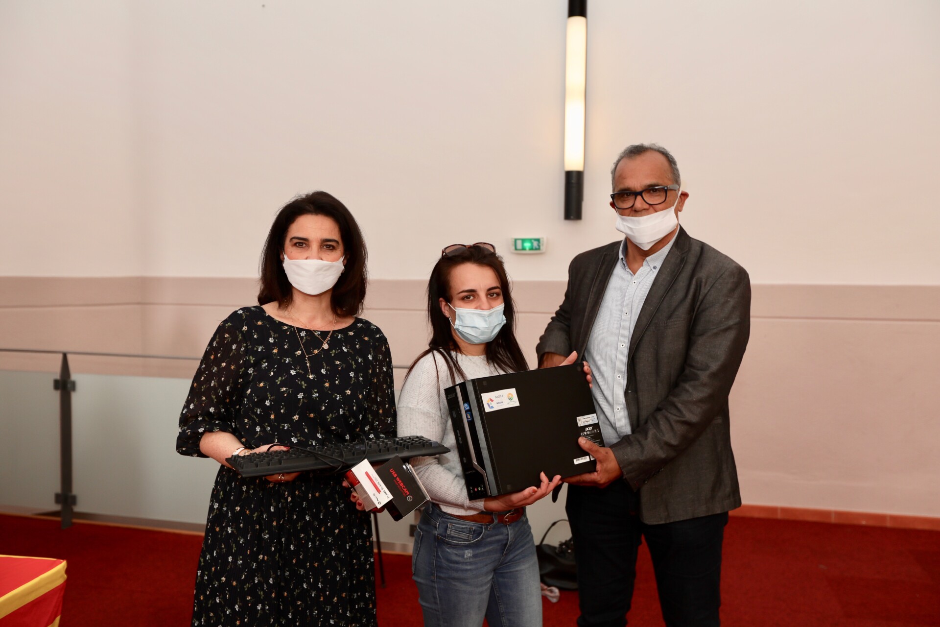 Lutte contre la fracture numérique : la Ville de Perpignan remet 30 micro-ordinateurs #TVCAT #FlashInfo