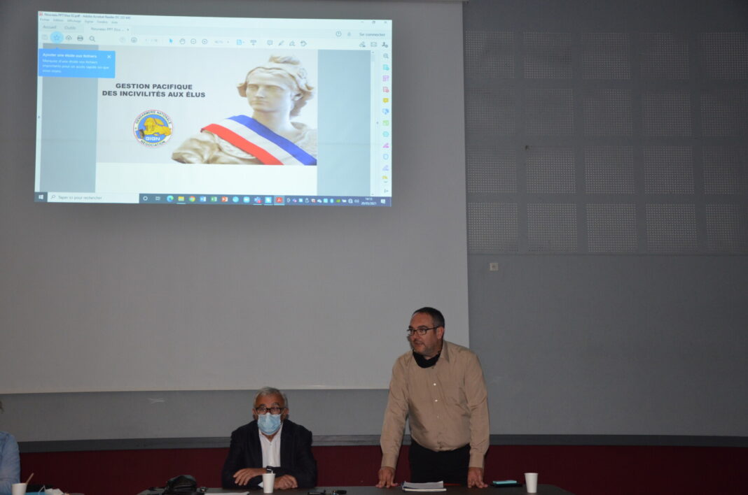 Sur la photo le Maire Yves PORTEIX et le Directeur de l’Association des Maires 66