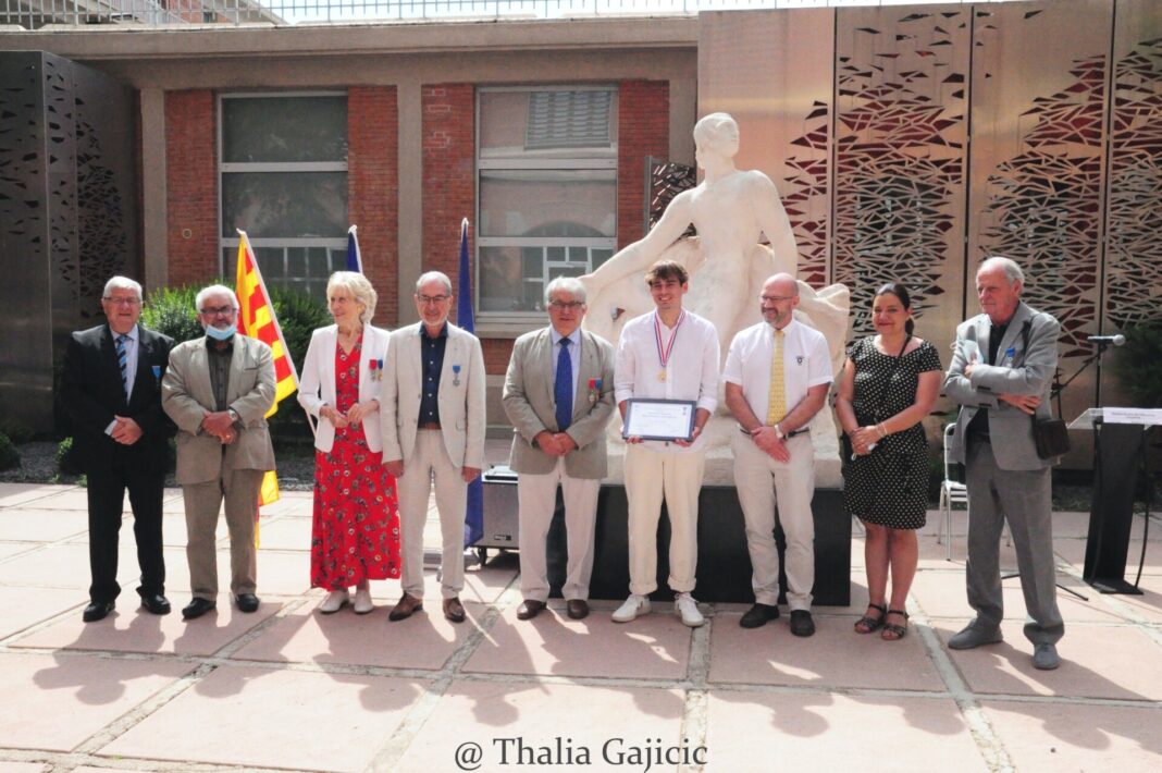 Le récipiendaire Léo Tixador entouré des membres de l'ANMONM66, M. Le Proviseur du Lycée Arago, Mme Le Maire de Le Soler. batch_DSC_0515. Photo Thalia Gajicic