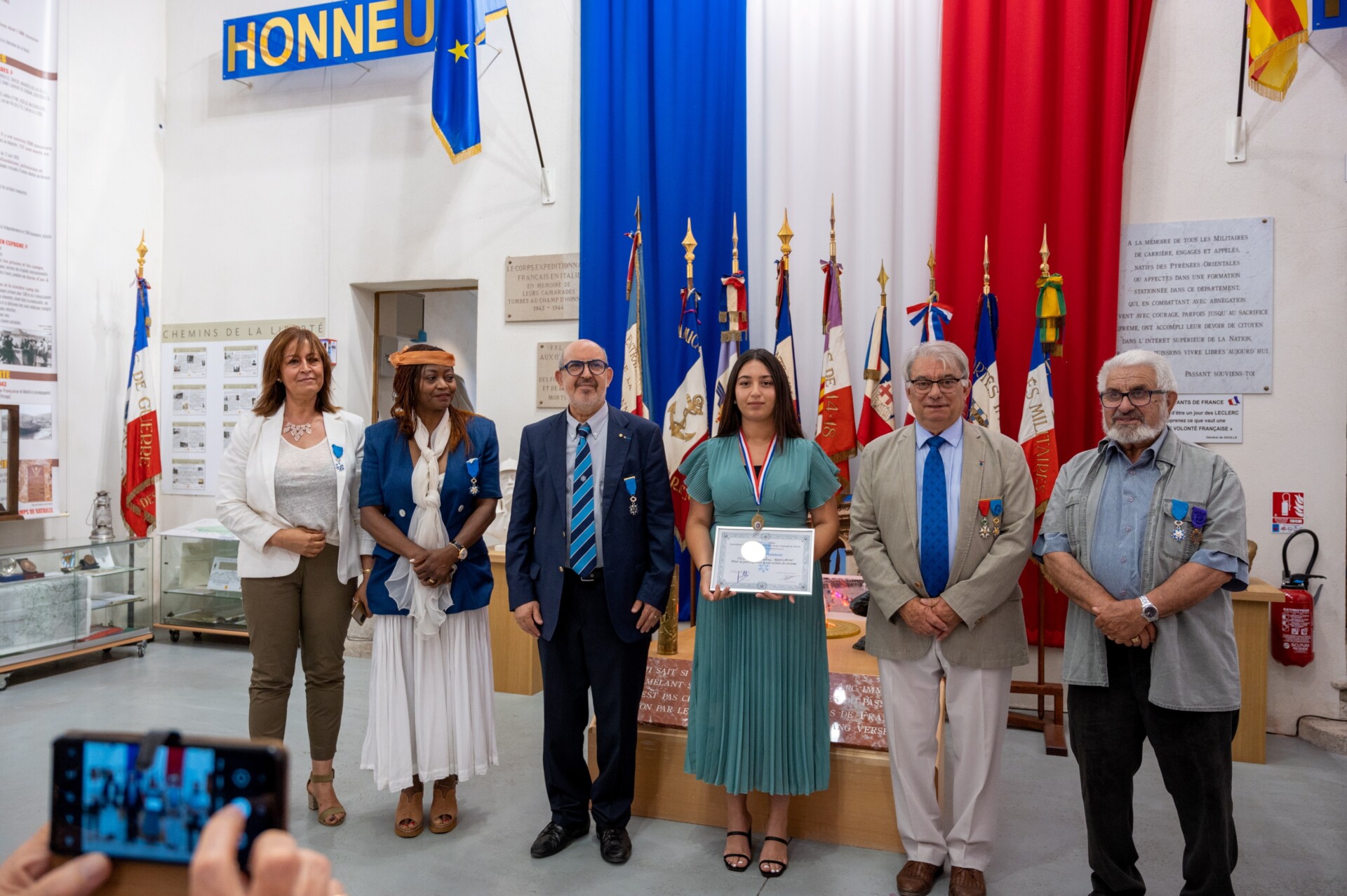 Remise diplôme d’honneur par l’ANMONM66 à Salima Abdellache dans le cadre du prix du civisme.