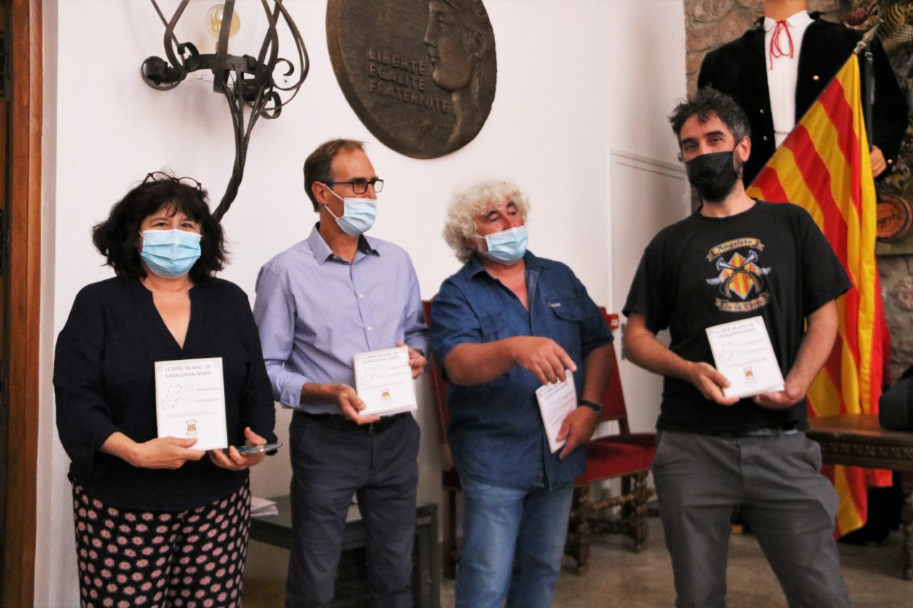 Les Angelets de la Terra ont remis le « Livre Blanc de Catalogne Nord » aux élus du Soler et de Thuir