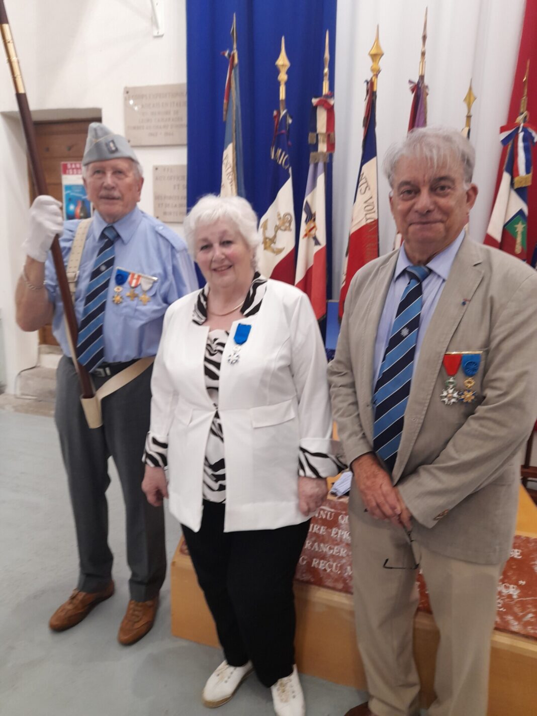 Mme Conception Bofill Marti au centre, Gérard Isern et le porte drapeau Jacques D'Aulan