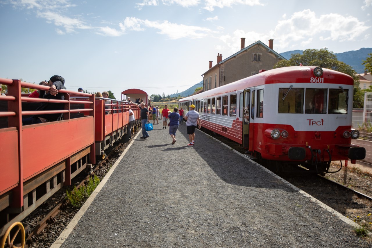 Pays Cathare & Fenouillèdes/ Août à bord du Train Rouge touristique