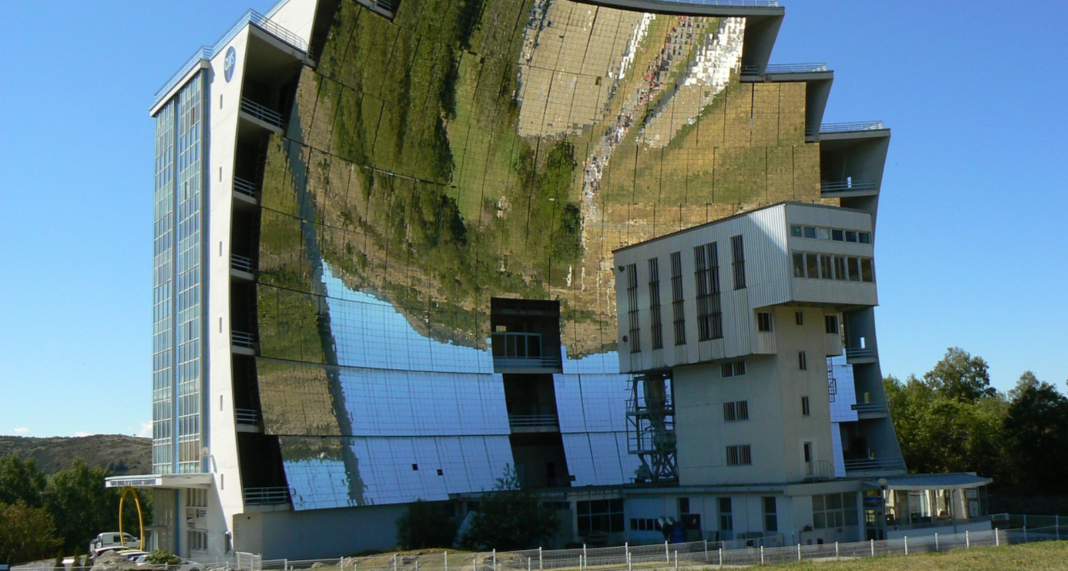 Cnrs/ Visite insolite du Grand four solaire de Font Romeu