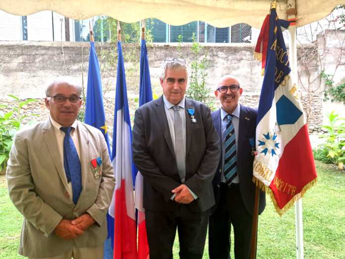 Au centre M. le Sous-préfet J.M Bassaget. A G. G. Isern et le Porte-drapeau M. Boumekrane.