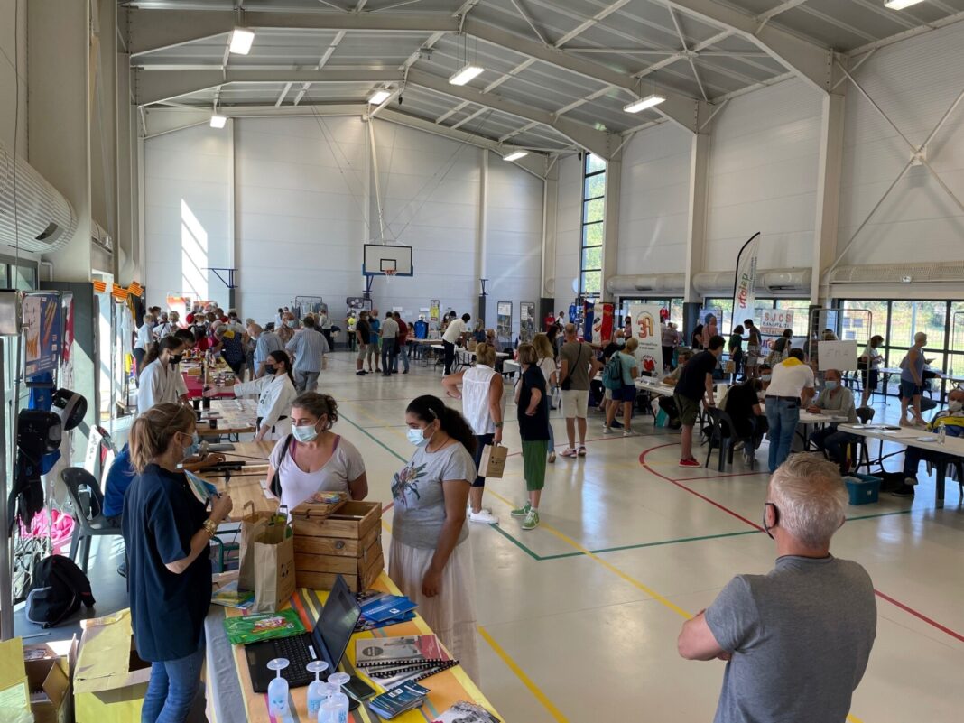 Les stands au forum du complexe sportif