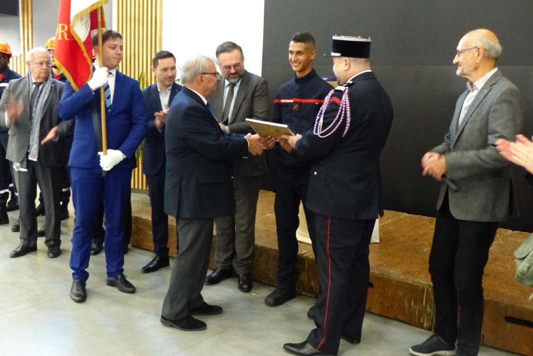 Remise du diplôme par Gérard Isern, Président de l'ANMONM66.