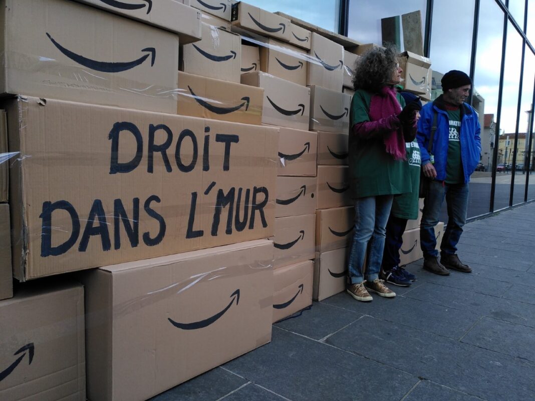 Black Friday/ Alternatiba66 livre ses colis aux élus de la Communauté urbaine...
