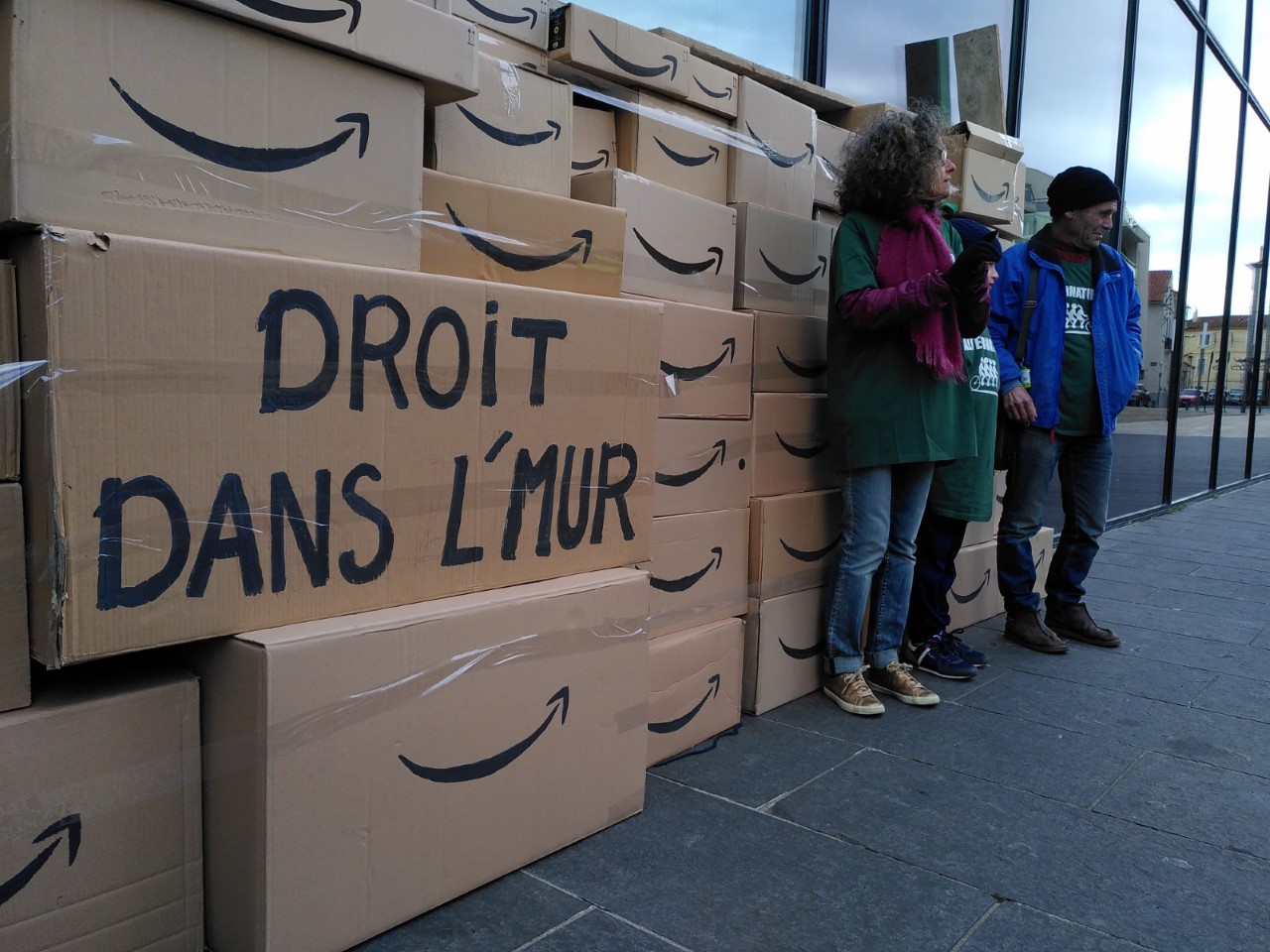 Black Friday/ Alternatiba66 livre ses colis aux élus de la Communauté urbaine…