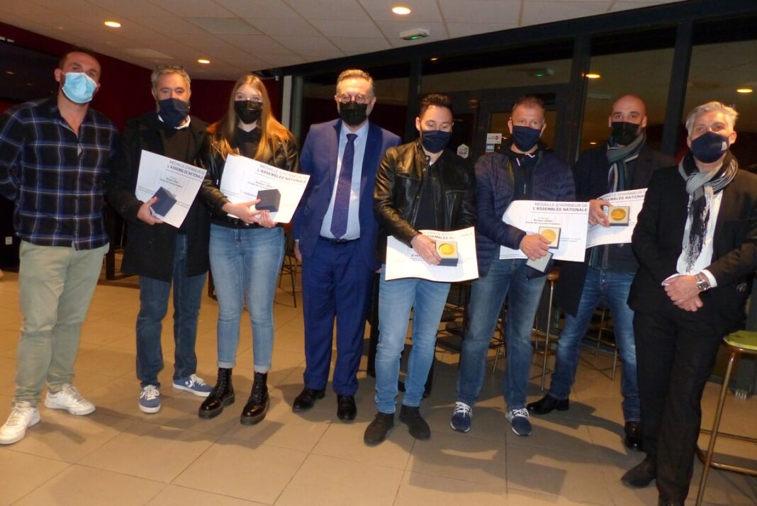 Le Député Romain Grau, les responsables Alliance Police Nationale et les 5 policiers récompensés