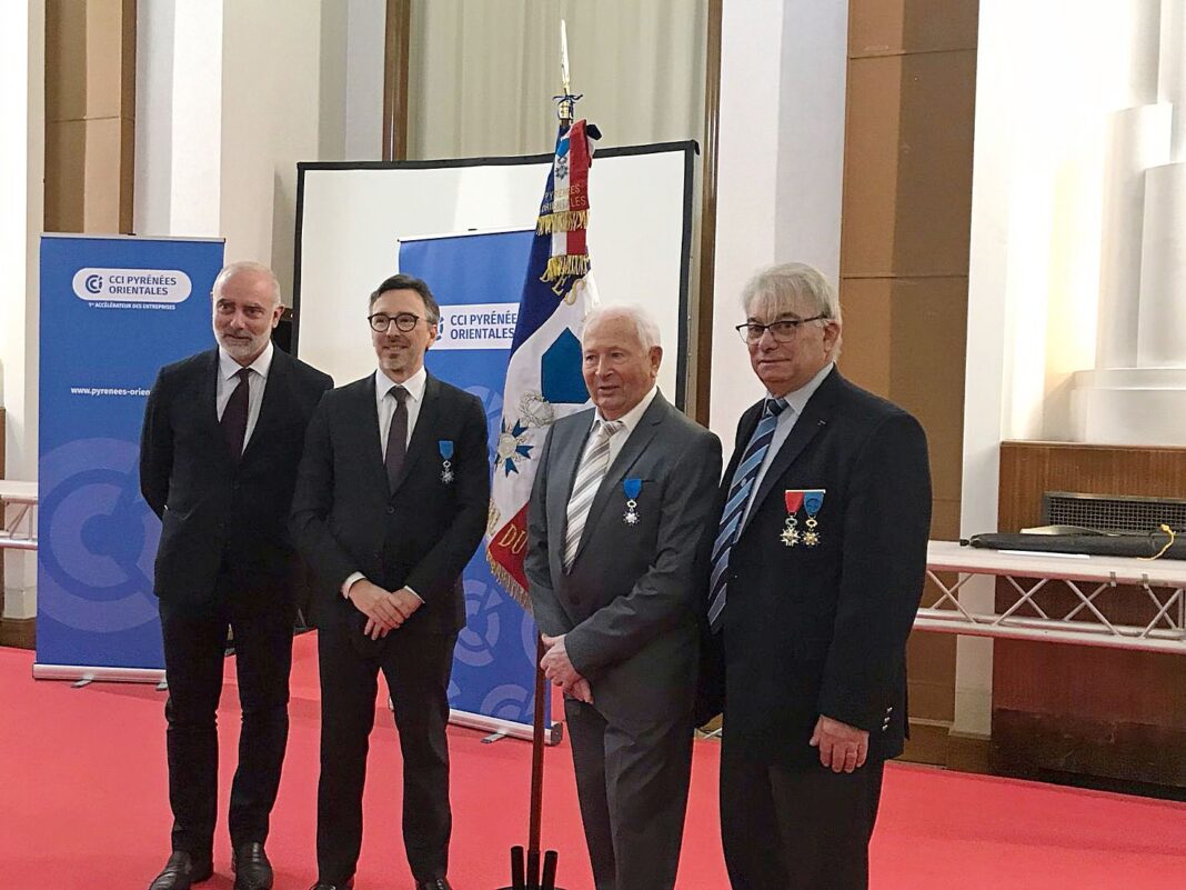 M. Roberto Albalat entouré des personnalités officielles